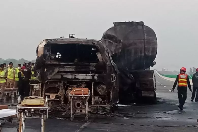 Двадцать человек погибли в Пакистане, когда автобус на большой скорости врезался в нефтяной танкер