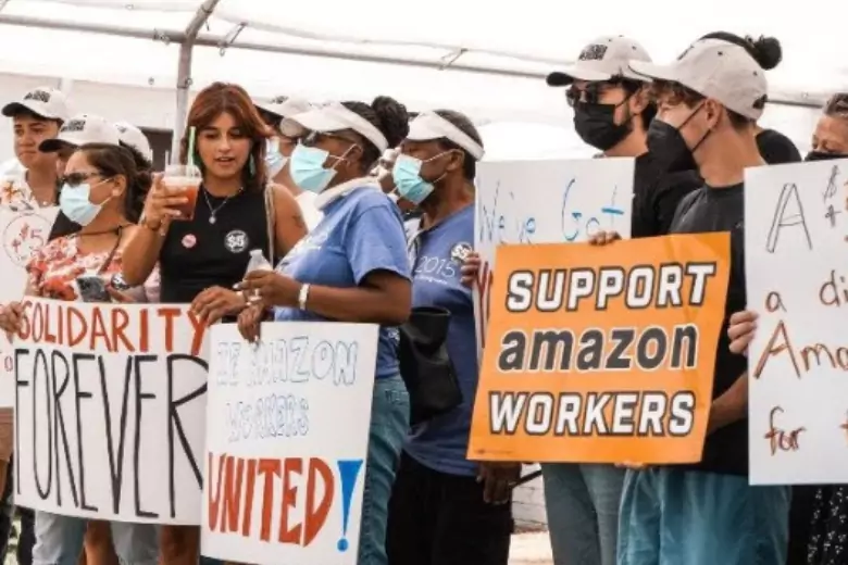 В Калифорнии бастуют работники авиаузла Amazon, они требуют повышения зарплаты и нормальных условий труда