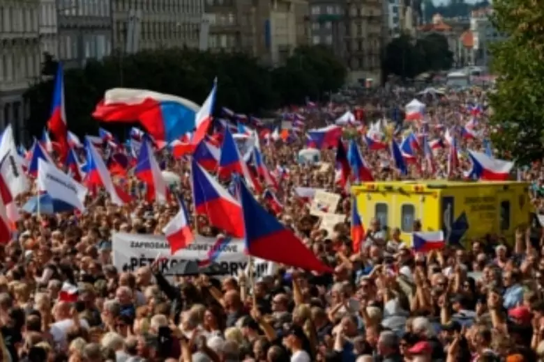 Десятки тысяч протестующих вышли на улицы в Чехии