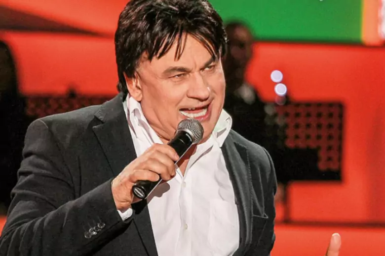 Серов испугал фанатов своим странным поведением на концерте в Кремле