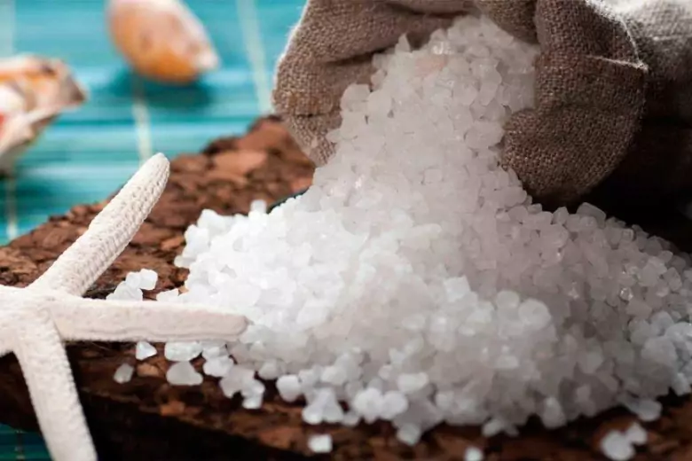 Имеется поветрие, что морская соль опасна для человека из-за содержащихся в ней ядов. Но это не более чем ошибочное мнение.