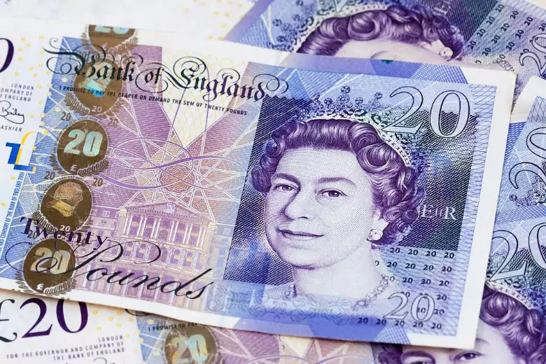 В банках Англии длинные очереди для замены банкнот, и это не связано со смертью  Елизаветы II