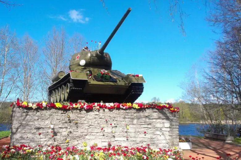 Эстония депортировала россиянина, защищавшего памятник танку Т-34