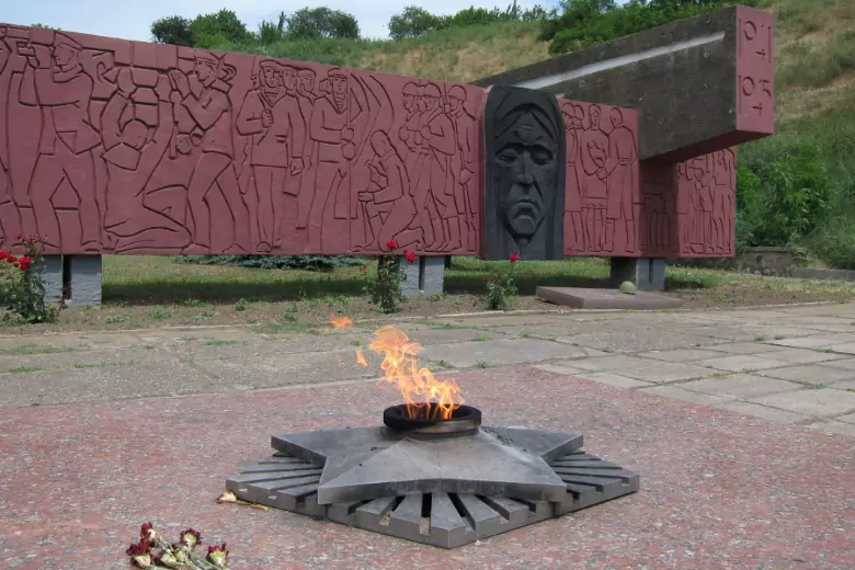 В Бердянске у Вечного огня сработало самодельное взрывное устройство