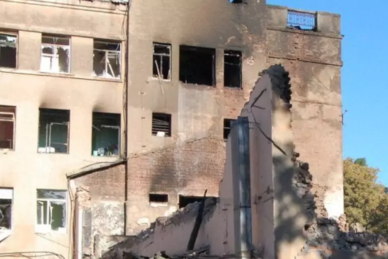 ВСУ нанесли артиллерийский удар по зданию школы в городе Рубежном
