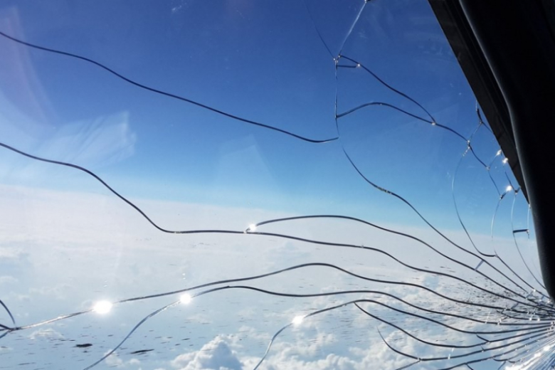 Самолет компании «Победа» совершил посадку с поврежденным стеклом