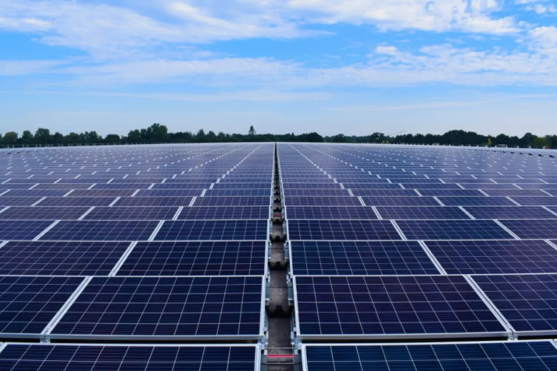 На складах в Европе скопились тысячи солнечных панелей, но с их установкой есть проблемы
