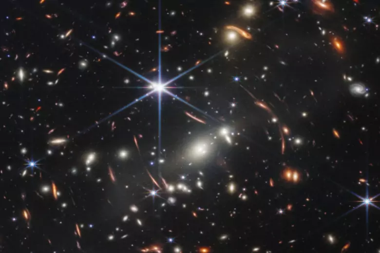 Телескоп Уэбба обнаружил скопление звезд, которые могли быть первыми во Вселенной