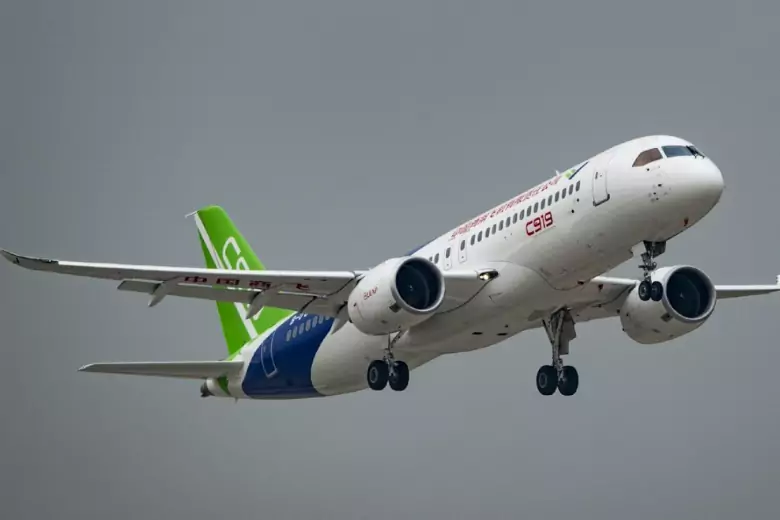 Китай построил пассажирский самолет, который будет конкурировать с Airbus и Boeing