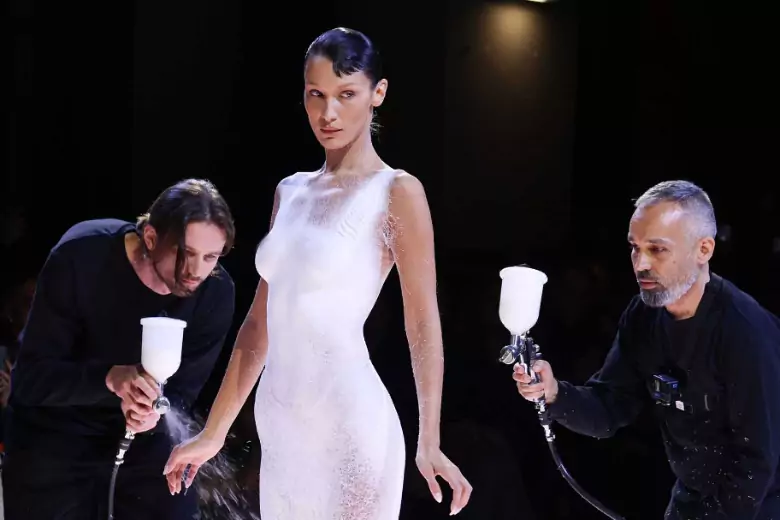В рамках Недели моды в Париже модель Белла Хадид появилась в необычном наряде