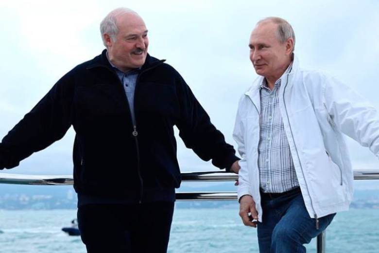 Лукашенко подарил Путину на день рождение сертификат на трактор