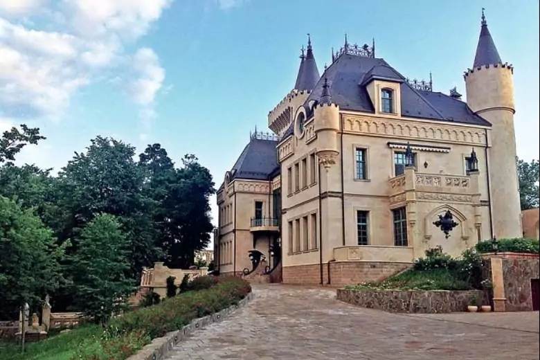 СМИ сообщили, кто сегодня живет в замке Пугачевой