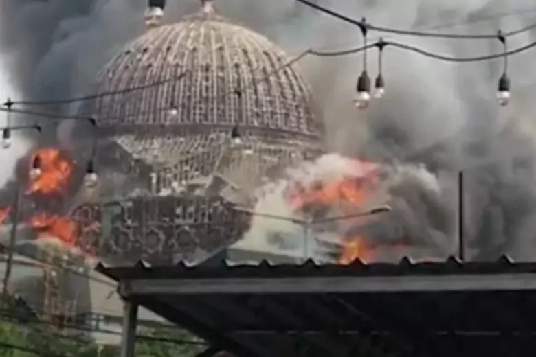 В Джакарте из-за пожара рухнул купол Большой мечети исламского центра