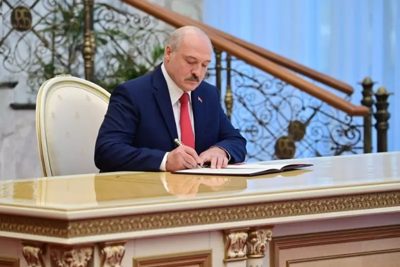 Лукашенко принял в белорусское гражданство 355 человек