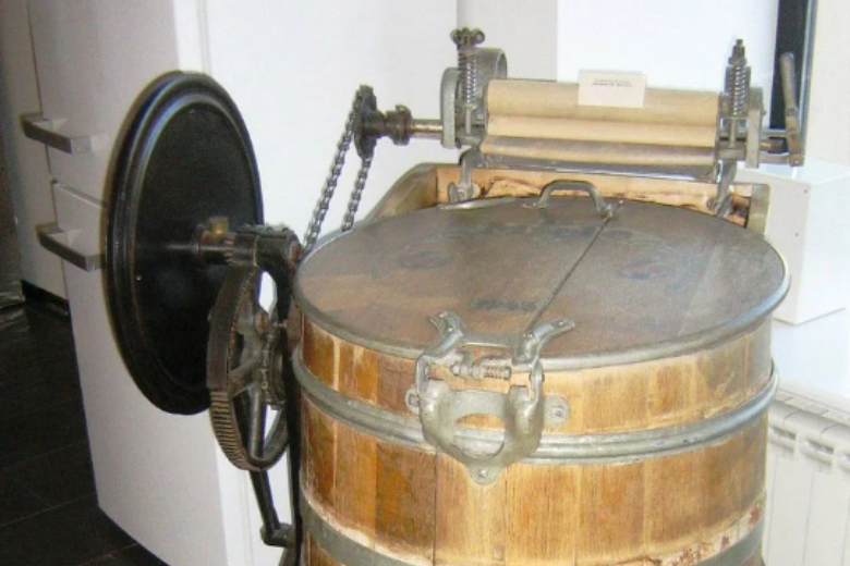 Первая стиральная машина автомат. - 1851: Запатентованная стиральная машина. - 1895: Запатентованная стиральная машина. Первая стиральная машина. Самая первая стиральная машина.