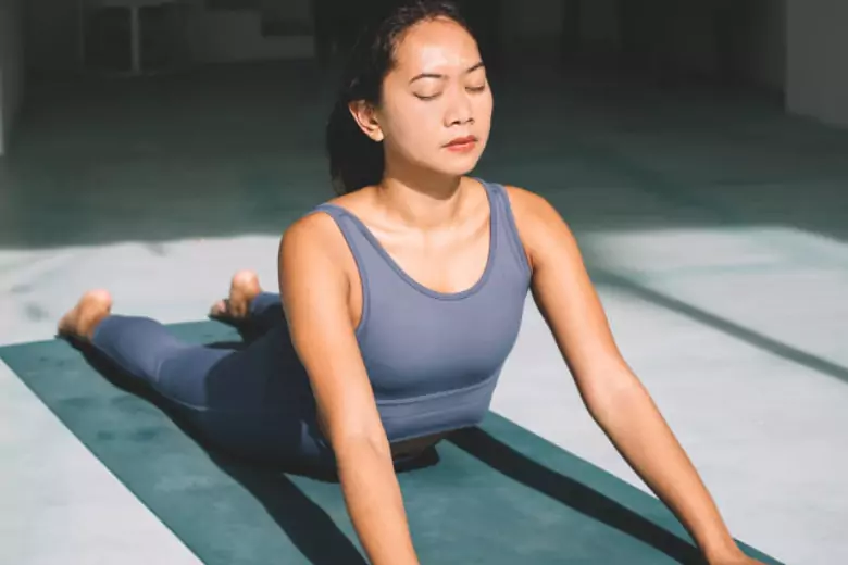 Физиотерапевт Лолита МакСорли из Brentwood Physio утверждает, что ежедневная утренняя растяжка повышает гибкость и уровень энергии, регулирует обмен веществ, улучшает пищеварение и помогает похудеть.