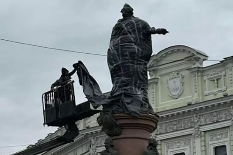 Памятник Екатерине II в Одессе закрыли чёрным полотном и обнесли забором перед сносом