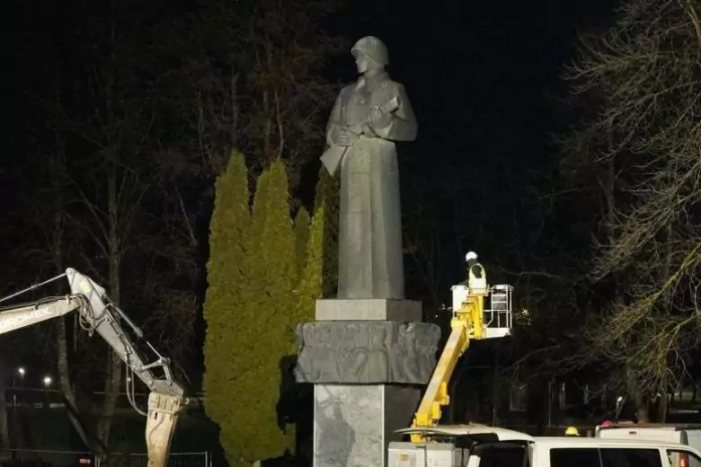 Памятник алеша снесут. Резекне памятник Алеше. Памятника "Алеша" в городе Резекне. Памятник советскому солдату в Болгарии Алеша. Памятник Алеша в Латвии.