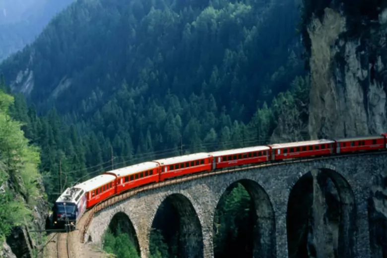 Через Альпы был запущен самый длинный в мире поезд - 1910 метров и 100 вагонов.