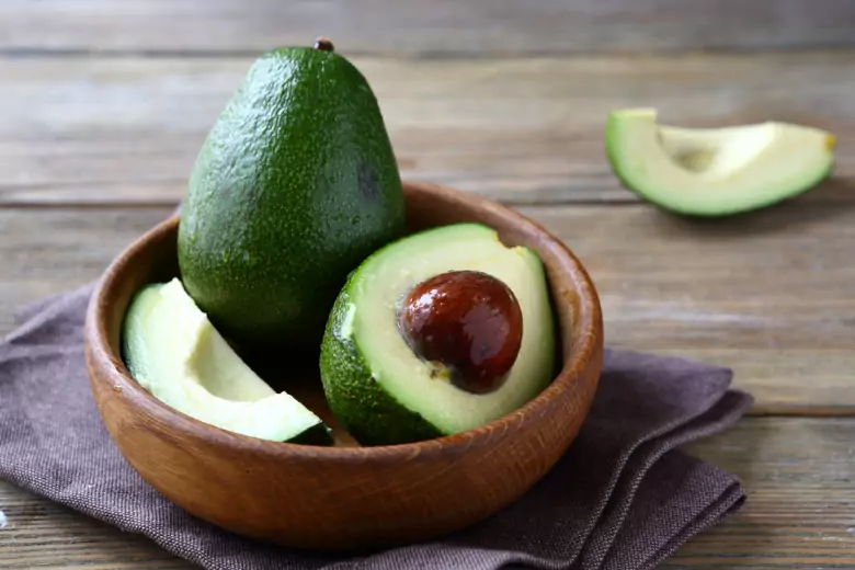 Авокадо по питательности и набору полезных веществ занимает важное место не только среди фруктов, но и многих других продуктов.