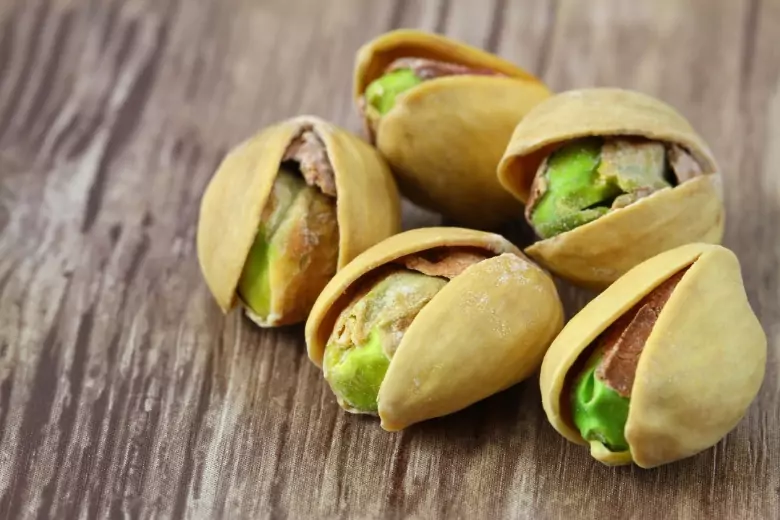Для многих фисташки — вкусный продукт, хорошая закуска к пиву, однако эти орехи еще и очень полезны для здоровья.