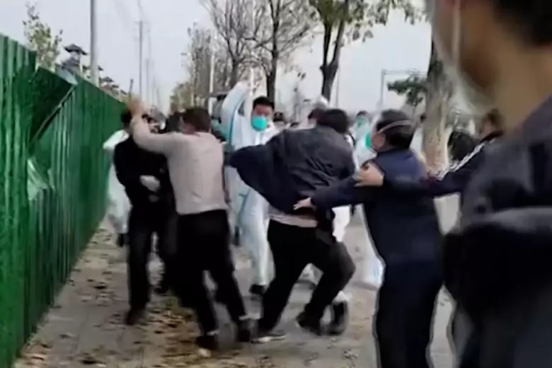 На главном китайском заводе iPhone начались столкновения работников с полицией