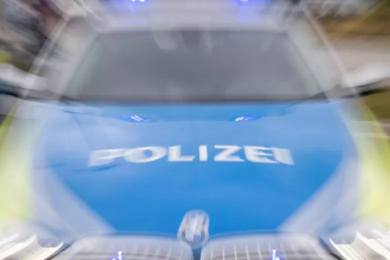 В Баварии автомобиль протаранил стену дома и вылетел на террасу соседнего строения