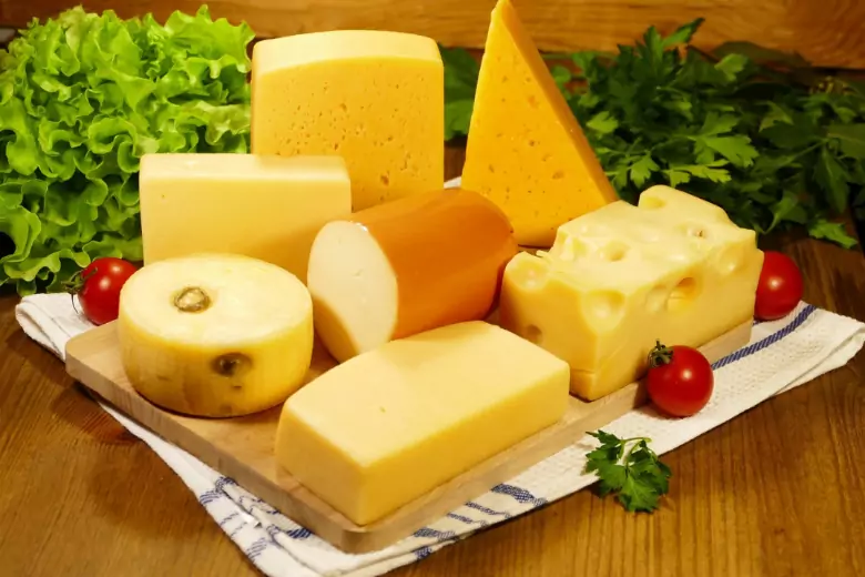 Сыр помогает вырабатывать гормон радости и нормализует сон