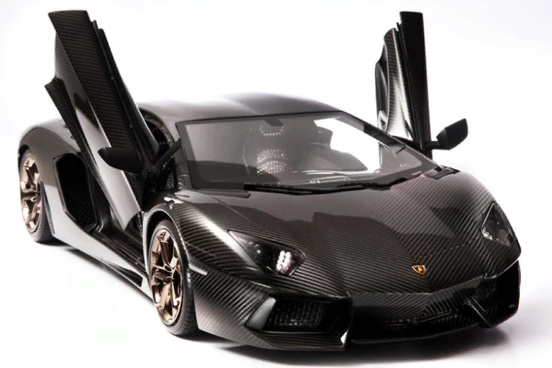 Точная копия настоящего Lamborghini Aventador LP 700-4 была сделана вручную конструктором Робертом Галпеном в 2011 году.