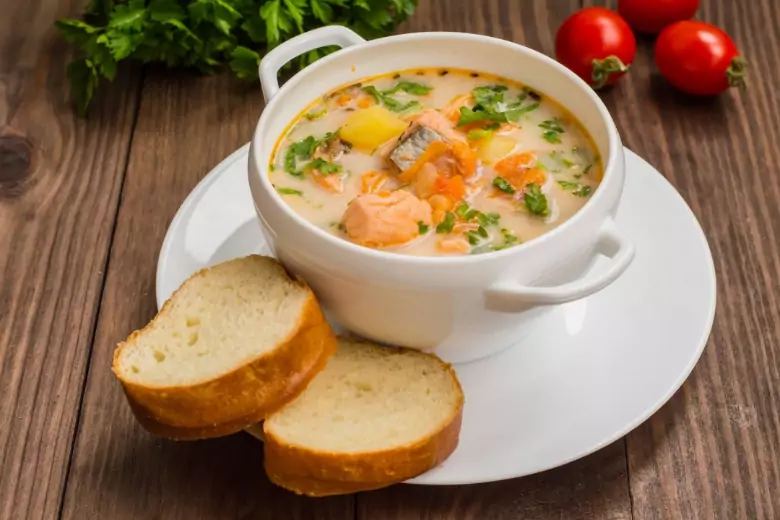 Суп – это своеобразный экстракт, который содержит массу питательных веществ. Теплая жидкость особенно нужна в холодное время, чтобы поддерживать энергию.
