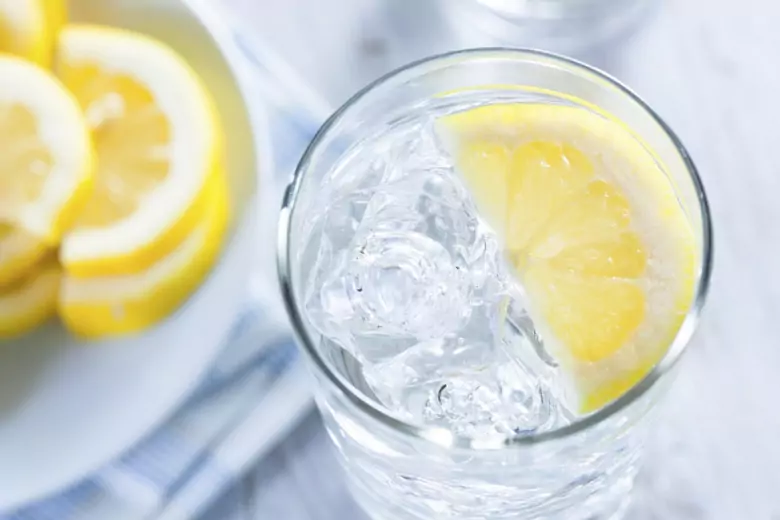 Речь идет про чистую воду, в которую надо добавить пару долек лимона. Такой напиток стимулирует к работе органы и системы человека, укрепляет иммунитет, помогает справиться с усталостью, поднимает настроение.