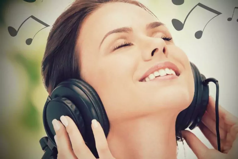 Ученые рассказали, прослушивание каких мелодий делает людей счастливыми