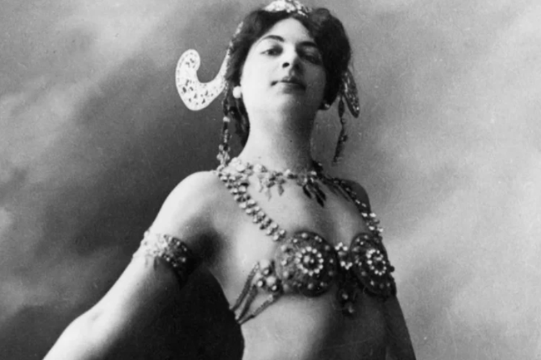 Изначально экзотическая танцовщица Мата Хари была нанята французами для того, чтобы с помощью своего шарма выманить информацию у немецких чиновников. Её обвинили в том, что она была двойным агентом и расстреляли в 1917 году.