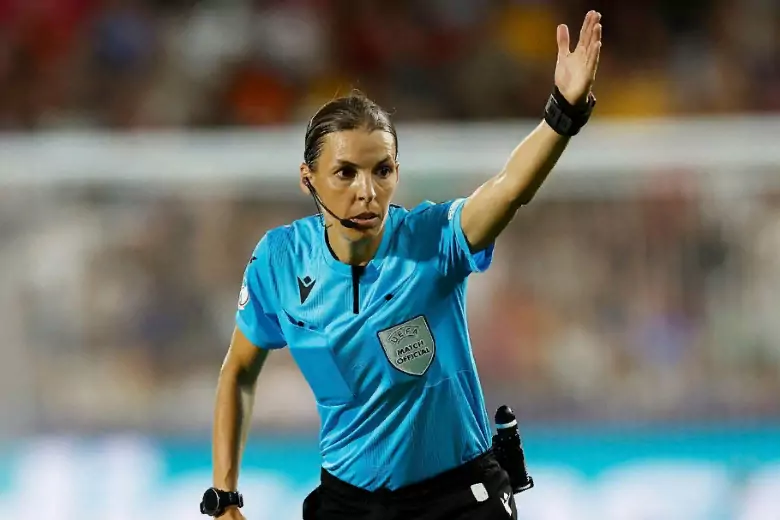 Впервые в истории главным судьей матча на ЧМ мира была назначена женщина, это француженка Стефани Фраппар: о назначении заявила ФИФА