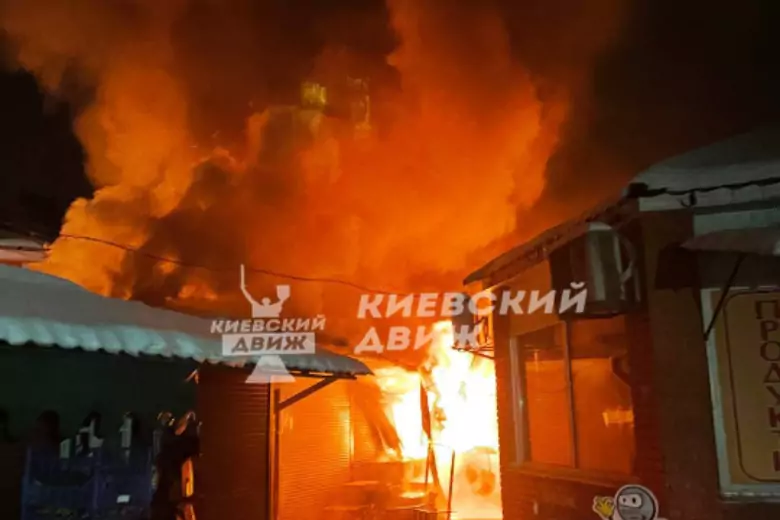 В Киеве на Севастопольском рынке возник крупный пожар