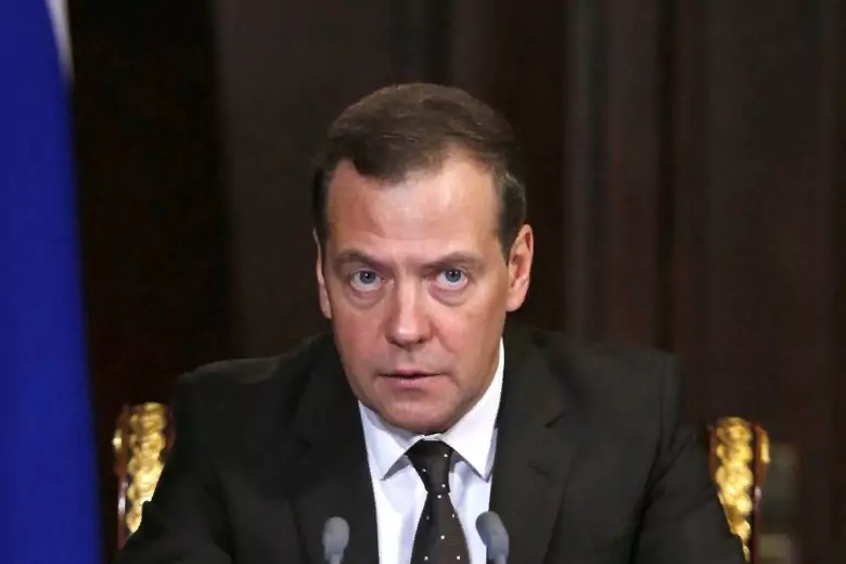 Медведев грубо ответил на введение «потолка цен» на нефть из России