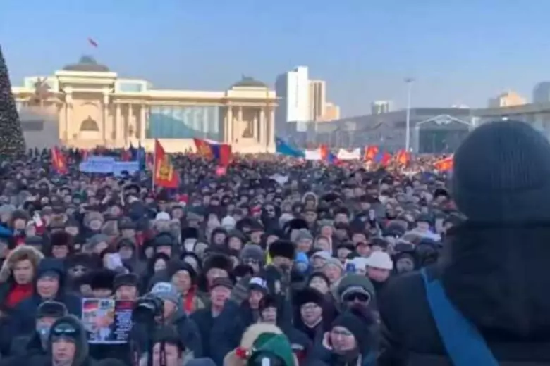 В Монголии протестующие штурмуют здание правительства