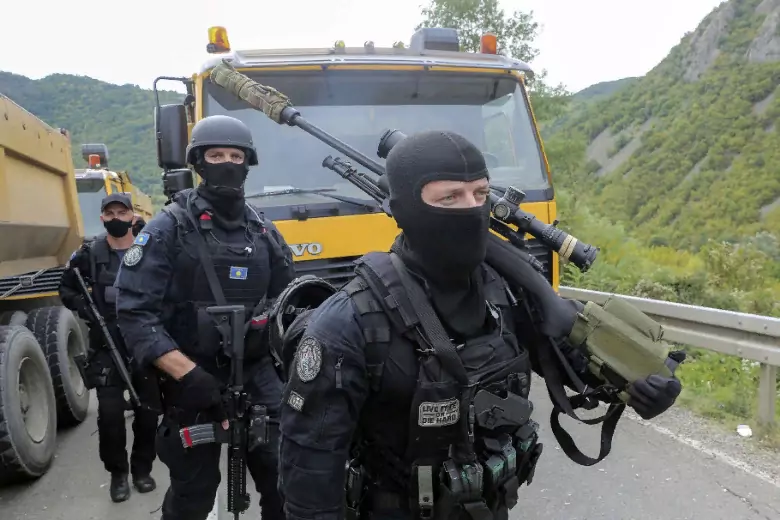 Бойцы спецназа Косово блокировал северную часть Косовска-Митровицы