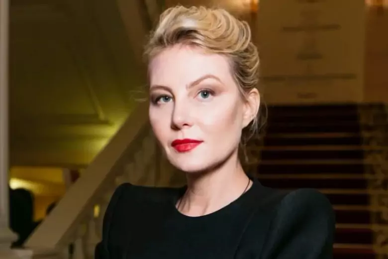 Актриса и режиссер Рената Литвинова призналась, что у нее косогласие, которое усиливается в стрессовых ситуациях.