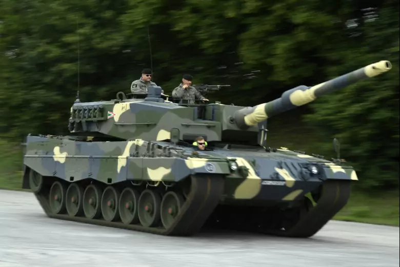 Поставка основных боевых танков «Леопард» на Украину скептически воспринимается самими немцами, свидетельствует проведенный опрос.
