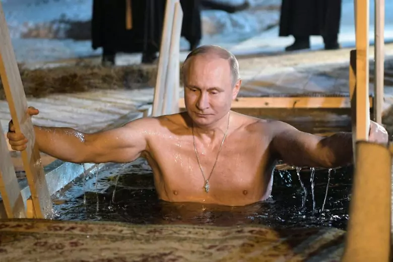 Песков: Путин традиционно окунулся в прорубь в Подмосковье на Крещение