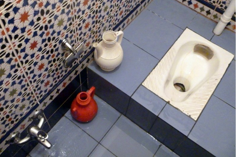 Традиционный туалет в Турции - обычная дырка в полу, он есть в каждом доме