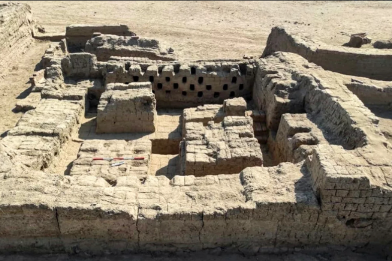 По данным Министерства древностей, это «целый жилой город» II и III веков, обнаруженный «на восточном берегу Нила, у храма Луксора», примерно в 500 км к югу от Каира.