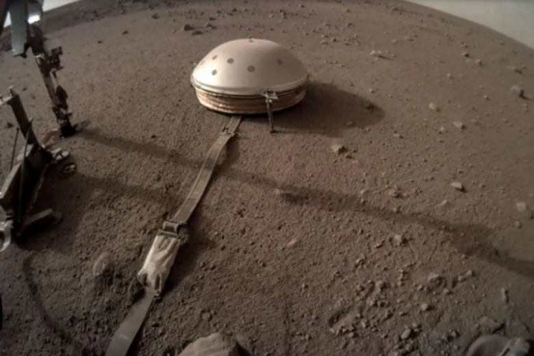 Сейсмометр SEIS, успешно использованный на Марсе, предоставил беспрецедентную информацию о внутреннем строении планеты, сообщает журнал Sciences et Avenir.