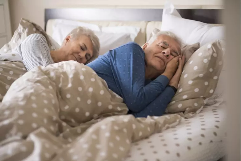 Врач Алексей Хухрев рассказал, сколько должны спать люди в пожилом возрасте