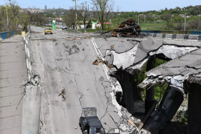 22 июня мост. Взрыв моста. Взрыв моста Мариуполь 2022. Разрушения на Украине. Разрушенный мост.