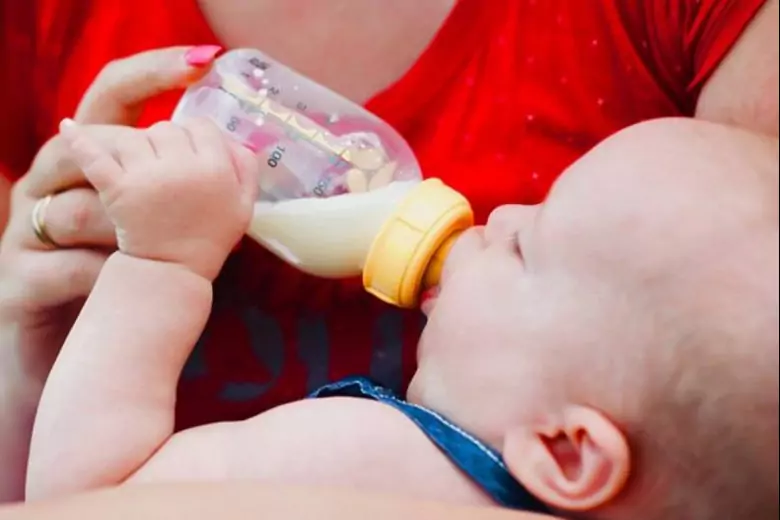 Ребенок терял вес и его рвало: в больнице врачи обнаружили, что он голодает из-за диеты с миндальным молоком