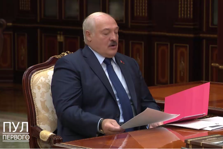 Лукашенко подписал указ о военном времени. Лукашенко 2023. Лукашенко подписывает. Указ Лукашенко.