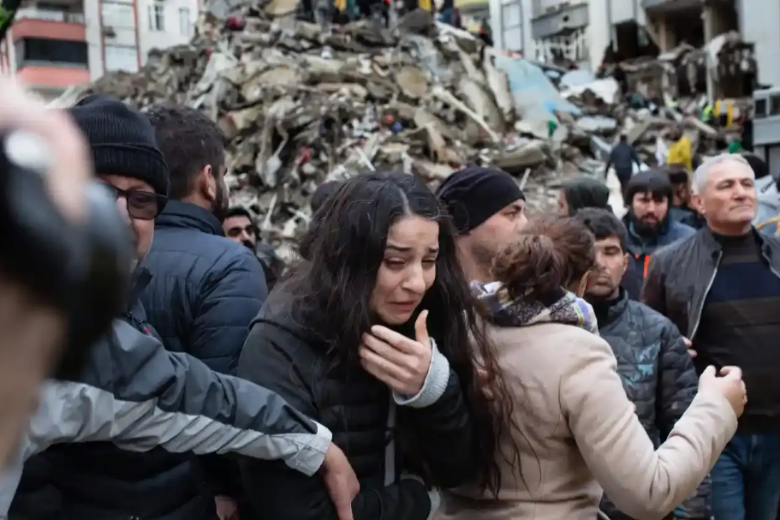 Жители Турции под завалами шлют видеосообщения с призывами о помощи