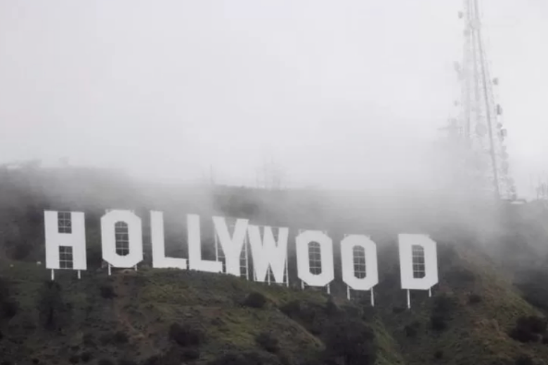 Небывалый для южных районов Калифорнии снегопад вызвал ажиотаж в соцсетях, а культовый указатель на Голливуд покрылся снежной пылью, сообщают источники на месте.